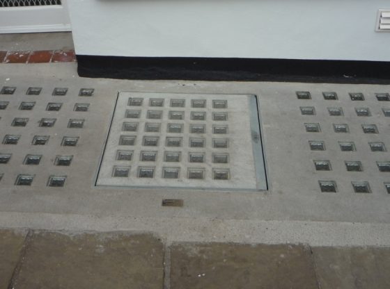 Hatch set in pavement light